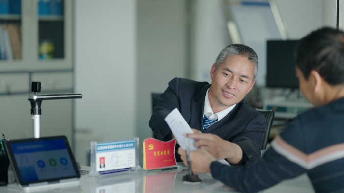 4.微笑服务暖人心——大理州社保中心工作人员耐心接待办事群众