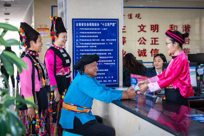 1.微笑服务更贴心——德宏梁河县社保服务窗口