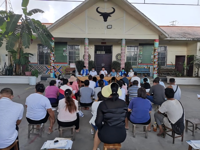 2.德宏州人社局到瑞丽市户育乡开展社保政策宣传