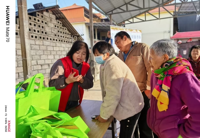 4.德宏州社保工作人员到乡村开展社保服务进万家活动，现场指导领待人员进行资格认证