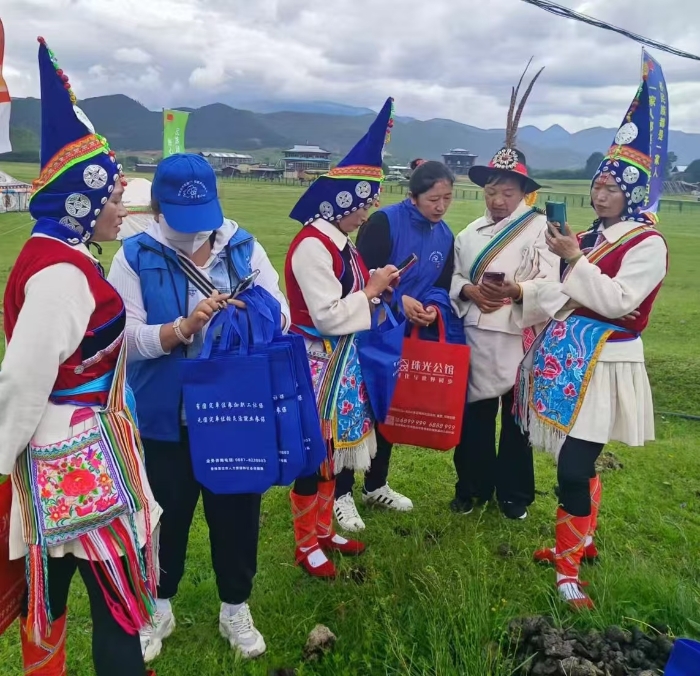 1.迪庆州香格里拉市社保服务先锋队松茸节宣传社保政策、开展社保服务