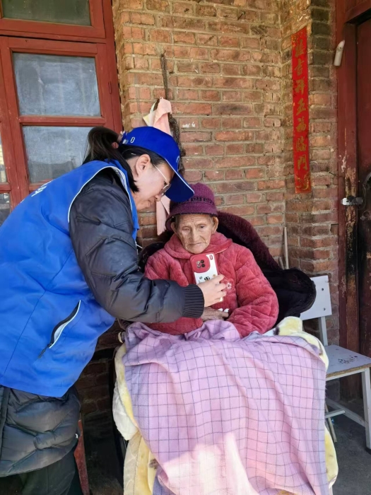 2.社保服务进万家——迪庆州香格里拉市社保服务先锋队上门服务