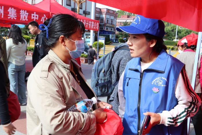 3.迪庆州社保中心结合人才服务月进行社保政策宣传