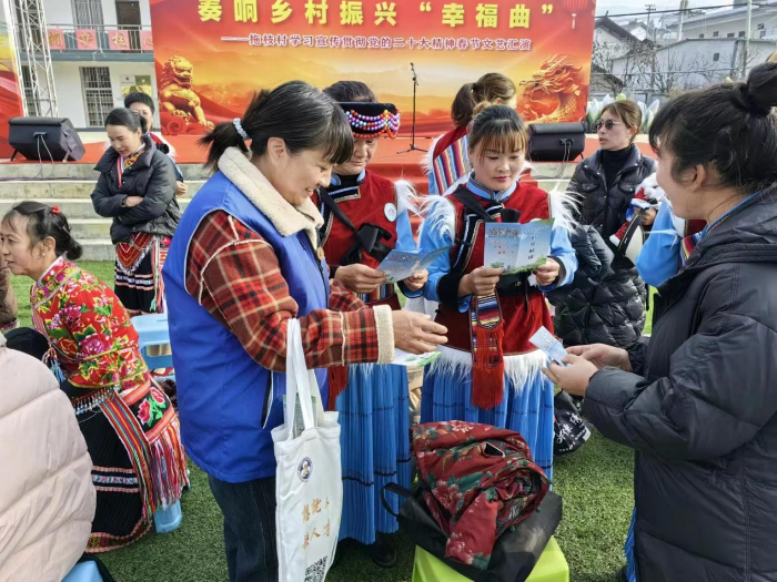 4.迪庆州维西县社保服务先锋队在广场进行社保政策宣传