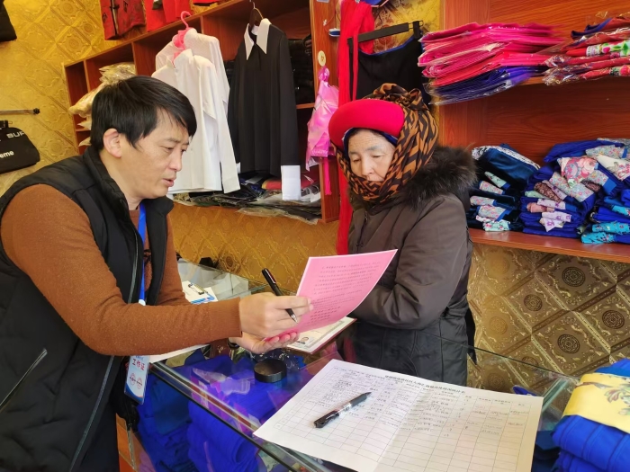 5.迪庆州香格里拉市社保服务先锋队到建塘镇进行社保服务、宣传社保政策