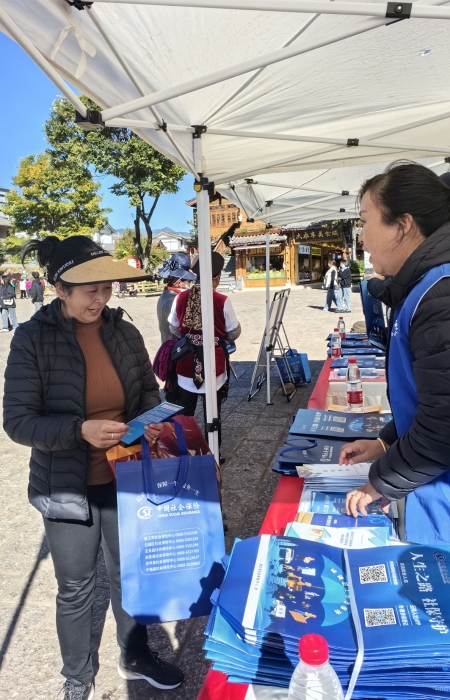 3.社保宣传进广场，服务群众零距离