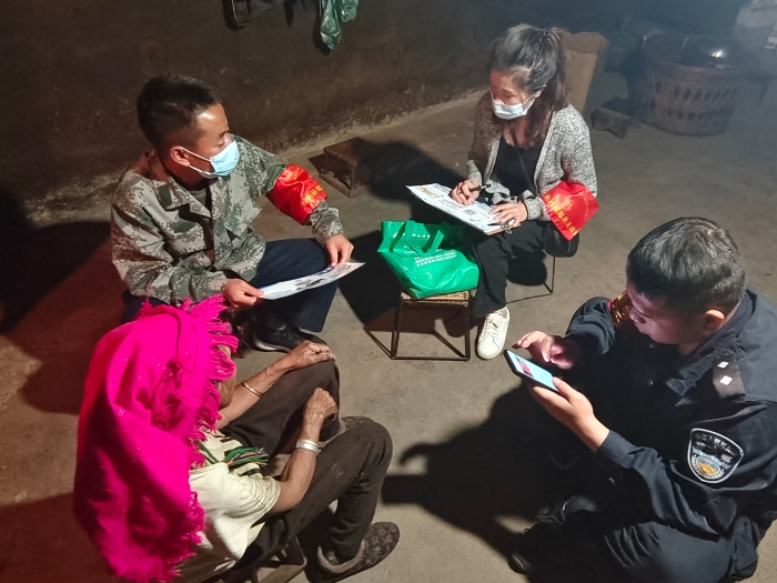 3.临沧市社保工作人员到沧源县单甲乡社保服务“康乃馨”行动