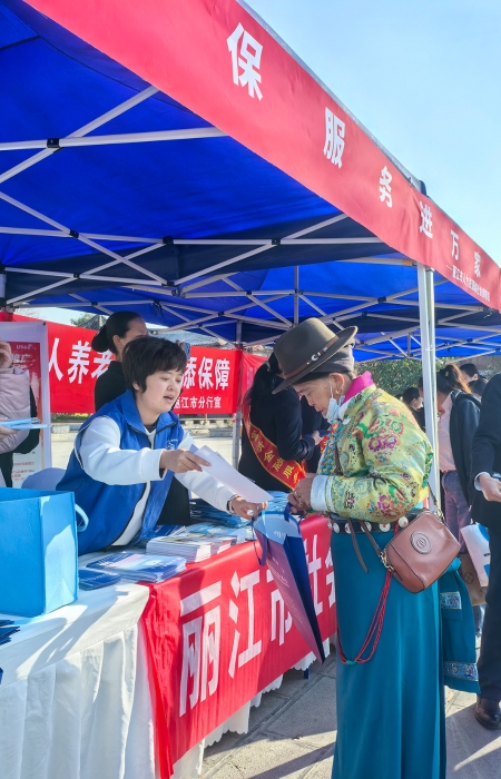 9微笑服务心贴心，群众参保享便利