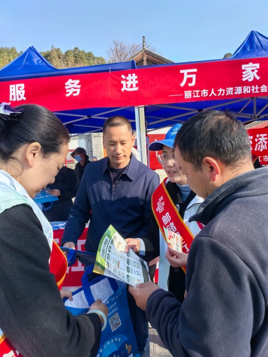 10.社保宣传进广场，服务群众零距离