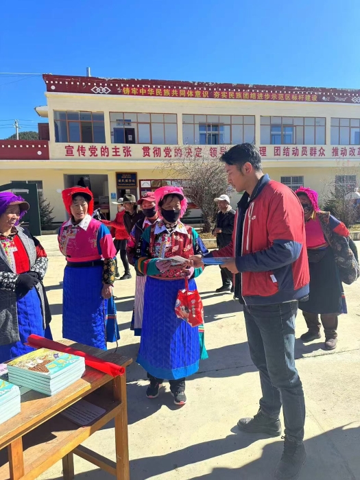 7.迪庆州社保服务先锋队到三坝乡开展社保服务进万家活动 7.迪庆州社保服务先锋队到三坝乡开展社保服务进万家活动