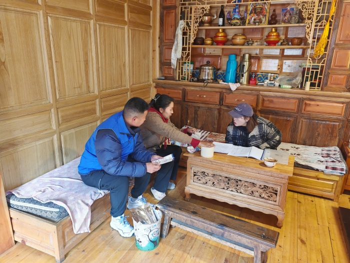 9.迪庆州维西县社保工作人员进企业开展社保政策宣传