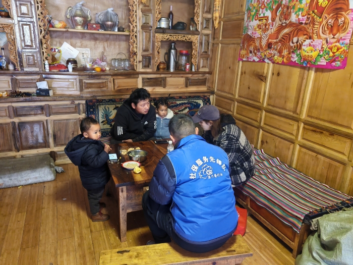 10.迪庆州维西县社保工作人员入户进行社保政策宣传